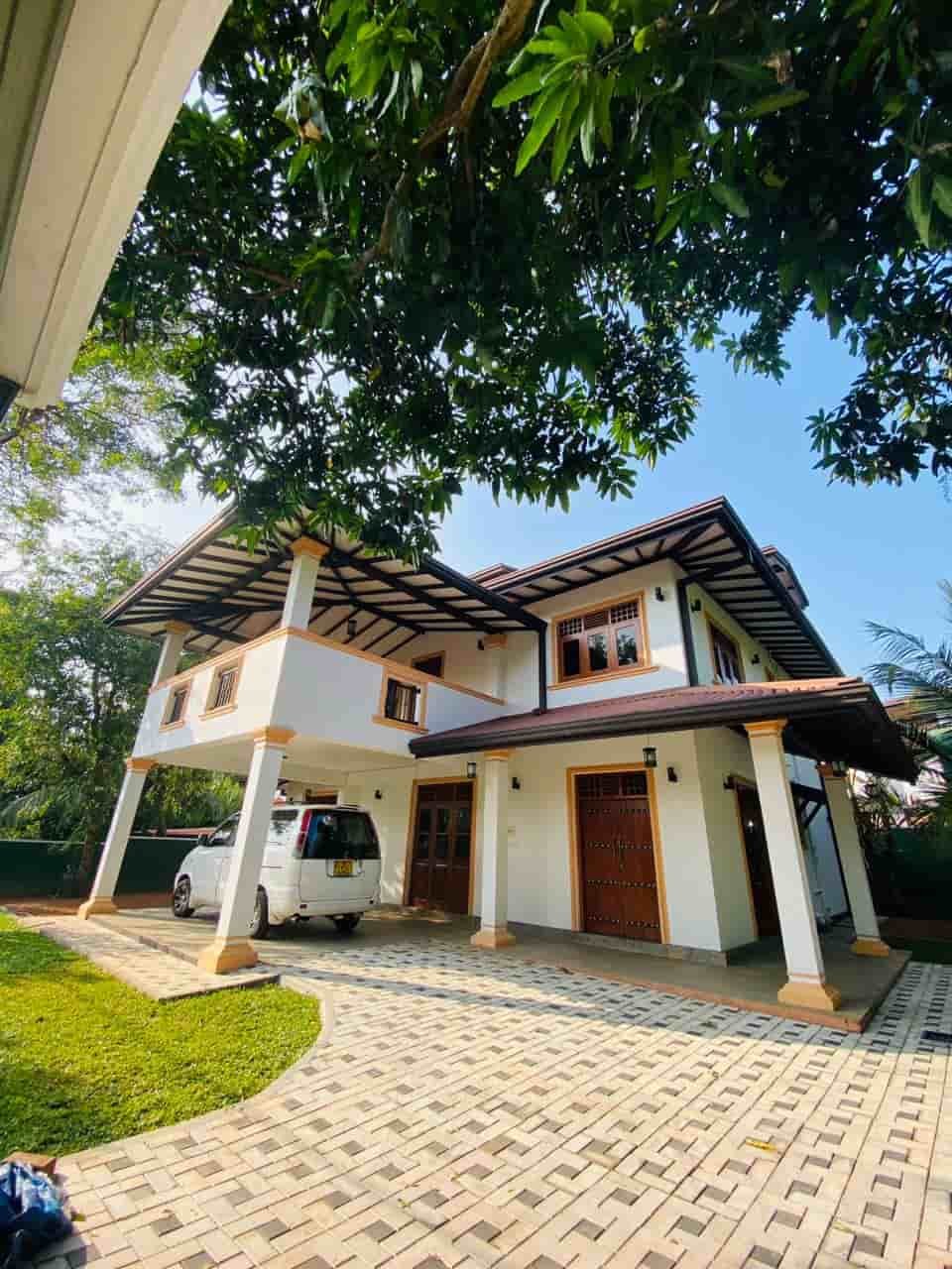 Kesbawa Piliyandala Luxury two story house with land for sale immiedietly