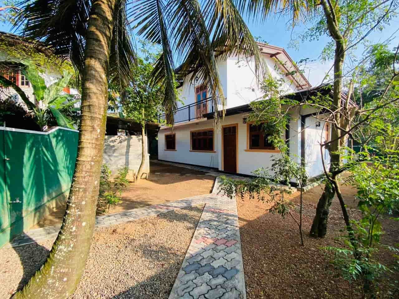 Kesbawa Piliyandala Luxury two story house with land for sale immiedietly