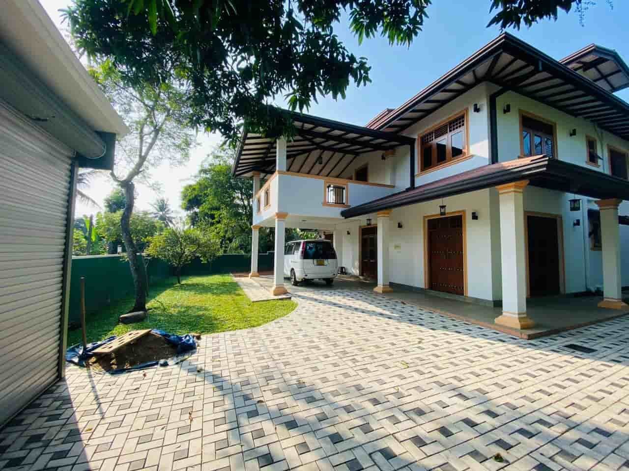 Kesbawa Piliyandala Luxury two story house with land for sale immiedietly