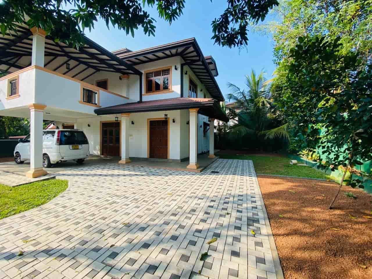 Kesbawa Piliyandala Luxury two story house with land for sale immiedietly