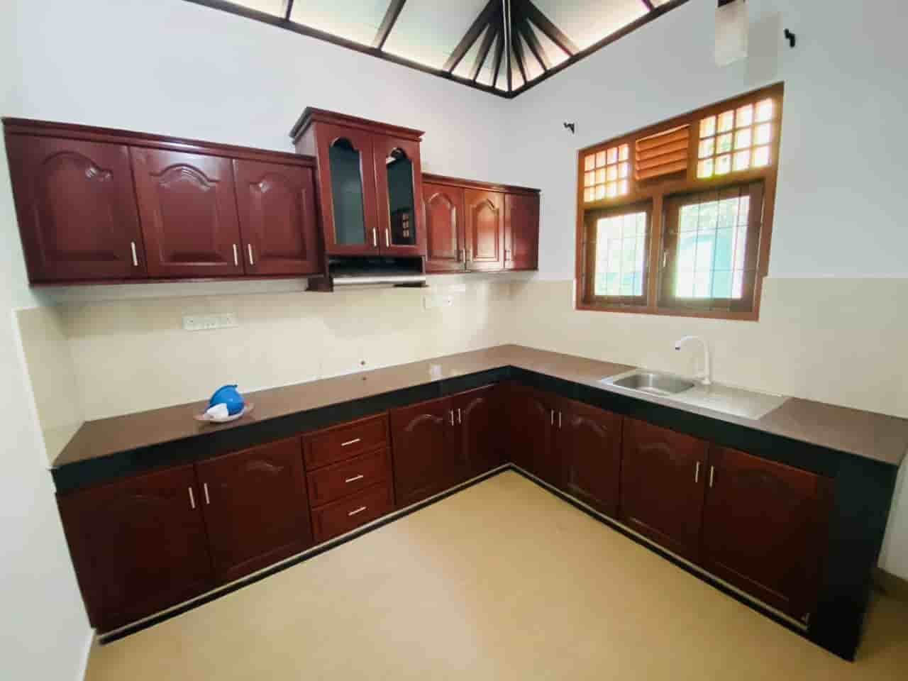 Kesbawa Piliyandala Luxury two story house with land for sale immiedietly